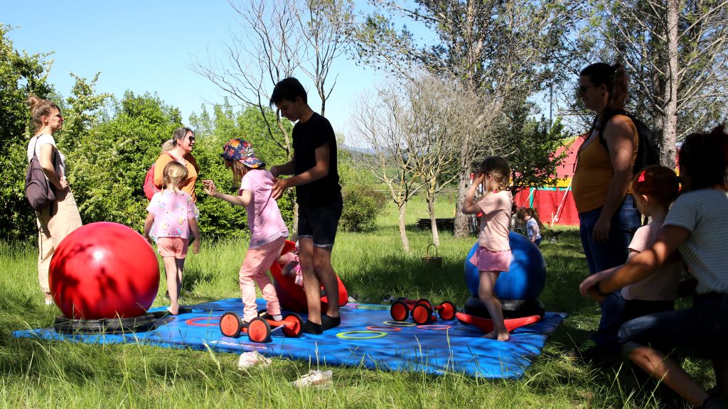 Ateliers cirque en famille - à partir de 5 ans @ Jardin de tranquille